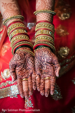 Mesmerizing bridal mehndi design. Mesmerizing bridal mehndi design.