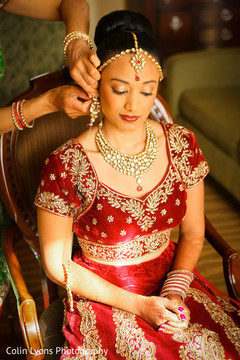 Maharani putting her earrings on Maharani putting her earrings on