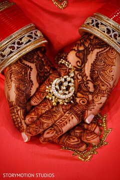Bridal mehndi and jewelry. indian bride accessories,indian bridal jewelry,indian wedding mehndi