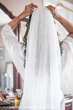 Maharani putting her veil on Maharani putting her veil on