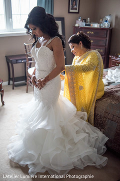Helping the maharani getting ready Helping the maharani getting ready