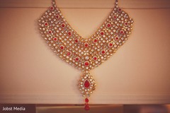 Take a look at this beautiful Kundan necklace. Take a look at this beautiful Kundan necklace.