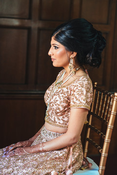Gorgeous maharani in a golden lengha Gorgeous maharani in a golden lengha