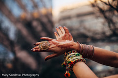 Dazzling indian bride's mehndi art bridal jewelry,bride bangles,mehndi art,bridal mehndi