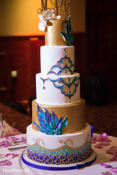 Exquisite indian wedding cake design. indian wedding cake,indian wedding reception,cake topper