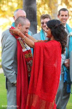 Maharani exchanging garland indian wedding traditions,indian wedding ceremony,indian bride