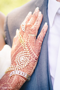Beautiful Indian bridal henna design and jewelry. Beautiful Indian bridal henna design and jewelry.