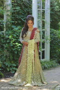 Unique Indian bride jasmine bouquet. bridal bouquet,indian bride,bridal fashion,lehenga