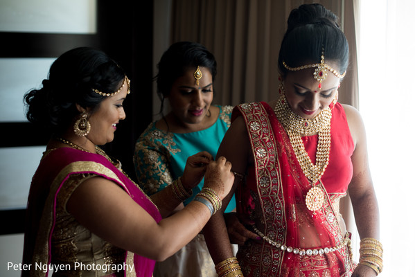 indian bride getting ready,indian bride,indian bride fashion,bridal jewelry