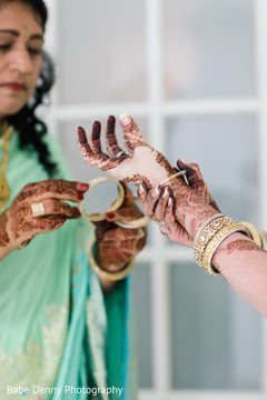 Splendid golden Indian bride bangles. getting ready,indian bridal jewelry,bridal mehndi,bridal bangles