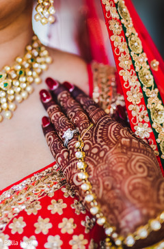 Perfect indian bridal mehndi art indian bride getting ready,indian bride bangles,bridal jewelry,mehndi art