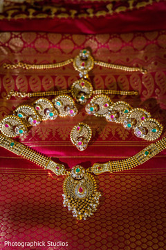 Indian bride's wedding jewelry Indian bride's wedding jewelry