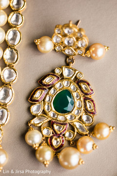 Gorgeous Kundan Indian bride jewelry. Gorgeous Kundan Indian bride jewelry.