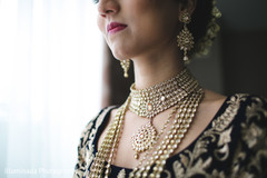 Hypnotizing Indian bride kundan jewelry. Hypnotizing Indian bride kundan jewelry.