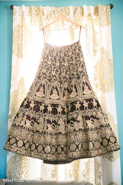 Amazing Indian bride embroider lehenga. Amazing Indian bride embroider lehenga.
