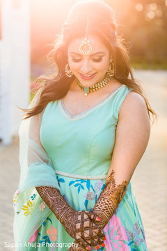 Ravishing indian bride posing Ravishing indian bride posing