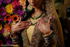 Gorgeous Indian bride Mendi art and jewelry. indian bride,indian mehndi art,indian wedding fashion,indian bride jewelry