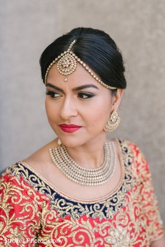 See this gorgeous indian bride posing See this gorgeous indian bride posing