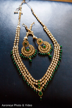Stunning gold and emerald green kundan necklace and earrings Stunning gold and emerald green kundan necklace and earrings