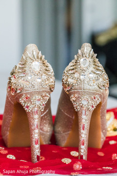 Phenomenal Indian bride's golden shoes with stones. bridal shoes,indian bride shoes,indian bride jewelry,indian bride golden shoes