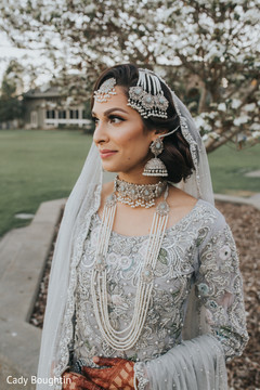 Ravishing indian bride posing Ravishing indian bride posing