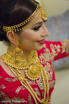 Stunning Indian bride golden Jewelry. indian bride,indian wedding hair and makeup,indian wedding fashion,indian bride jewelry