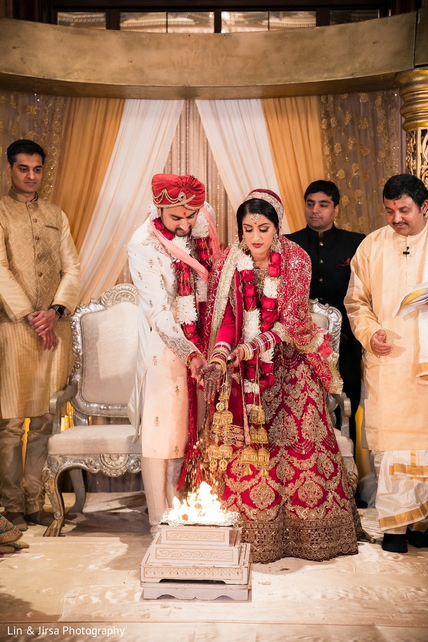 Indian bride and groom throwing the rice to sacred fire. Photo 166984