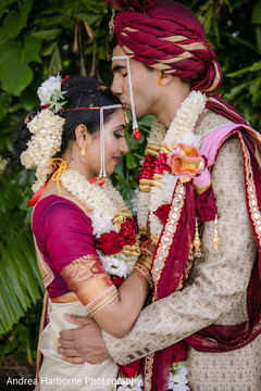 Heartwarming indian bride and groom's capture bridal sari,indian bride fashion