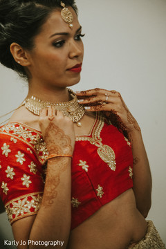 Don't miss this indian beauty getting ready for her wedding day. indian wedding gallery,indian bride getting ready,bridal jewelry