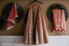 Indian bride's wedding outfit Indian bride's wedding outfit