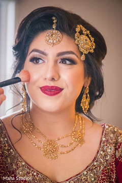 See the Final touch ups for this charming indian bride. See the Final touch ups for this charming indian bride.