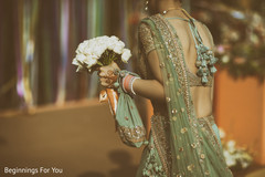 Indian bride's wedding outfit Indian bride's wedding outfit