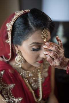 Don't miss this indian beauty getting ready for her wedding day. Don't miss this indian beauty getting ready for her wedding day.