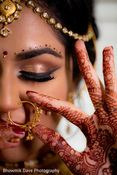Marvelous Indian bride's tikka and nose ring. Marvelous Indian bride's tikka and nose ring.