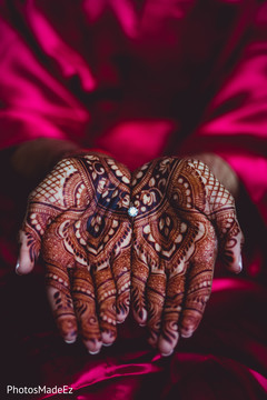 Impressive indian mendhi art with rings Impressive indian mendhi art with rings