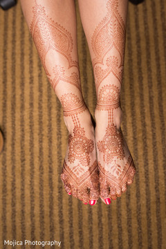 Marvelous Maharani's feet henna art. Marvelous Maharani's feet henna art.