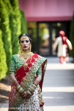 Indian bride's wedding attire Indian bride's wedding attire