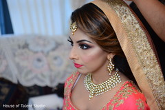 Impressive Indian bride putting her Ghoonghat capture. Impressive Indian bride putting her Ghoonghat capture.