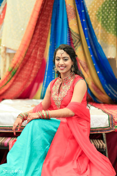 Stunning maharani posing for pictures during the indian wedding ceremonies Stunning maharani posing for pictures during the indian wedding ceremonies