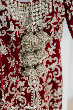 Details of the accessories worn by the maharani Details of the accessories worn by the maharani