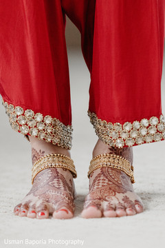 Detailed mehndi design and foot jewelry wear Detailed mehndi design and foot jewelry wear