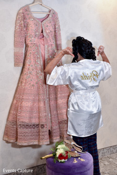 Charming maharani getting ready for her reception. Charming maharani getting ready for her reception.