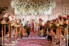Amazing overview of the Indian wedding decoration stage Amazing overview of the Indian wedding decoration stage