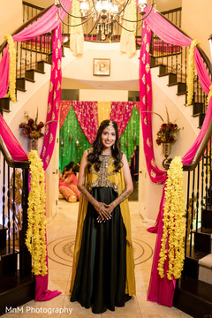 Dazzling Indian bride wearing the sari and mehndi design Dazzling Indian bride wearing the sari and mehndi design