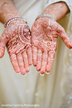 Maharanis hands with amazing mehndi art. Maharanis hands with amazing mehndi art.