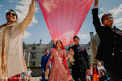 Family escorts the stunning maharani in her big day Family escorts the stunning maharani in her big day