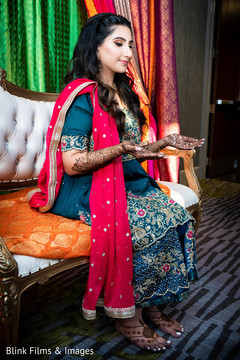 Marvelous Indian bride mehndi art done on her hands and feet. Marvelous Indian bride mehndi art done on her hands and feet.