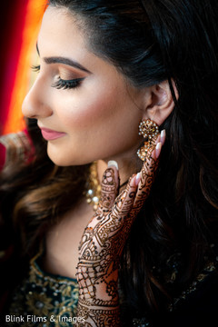 Maharani showing her earings. Maharani showing her earings.