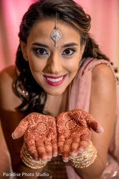 Dazzling Indian bride hair style and tikka Dazzling Indian bride hair style and tikka