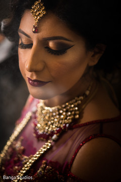 Glamorous Indian bride jewelry capture. Glamorous Indian bride jewelry capture.